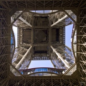 Sous les jupes de la Tour Eiffel